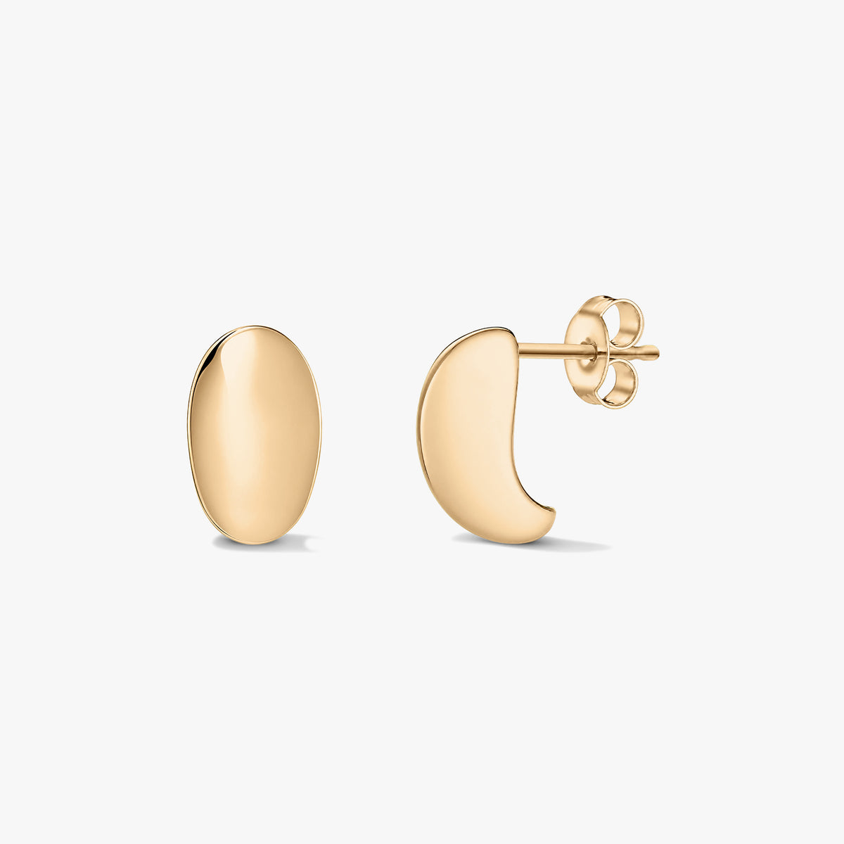 Boucles d’oreilles puces en argent à demi‑dôme doré, présentées sur fond blanc, l’une en vue de face et l’autre de profil, montrant la tige et le fermoir papillon.