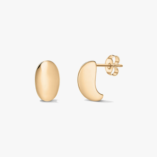 Boucles d’oreilles puces en argent à demi‑dôme doré, présentées sur fond blanc, l’une en vue de face et l’autre de profil, montrant la tige et le fermoir papillon.