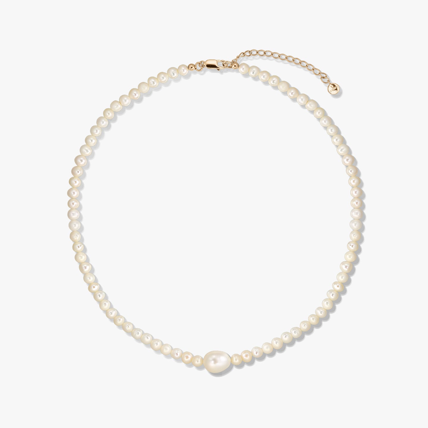 Collier en argent Golden Chanti avec des perles de culture blanches et une chaîne de rallonge réglable sur fond blanc.