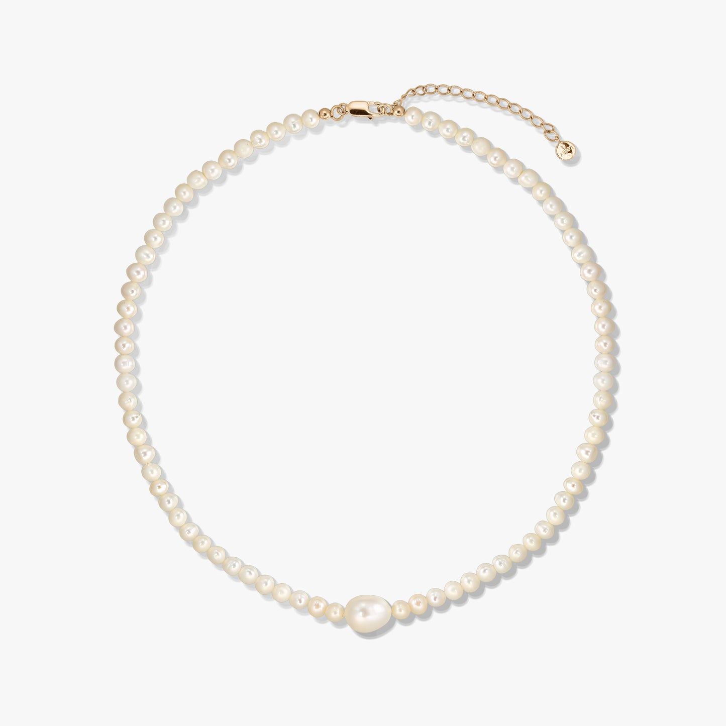 Collier en argent Golden Chanti avec des perles de culture blanches et une chaîne de rallonge réglable sur fond blanc.