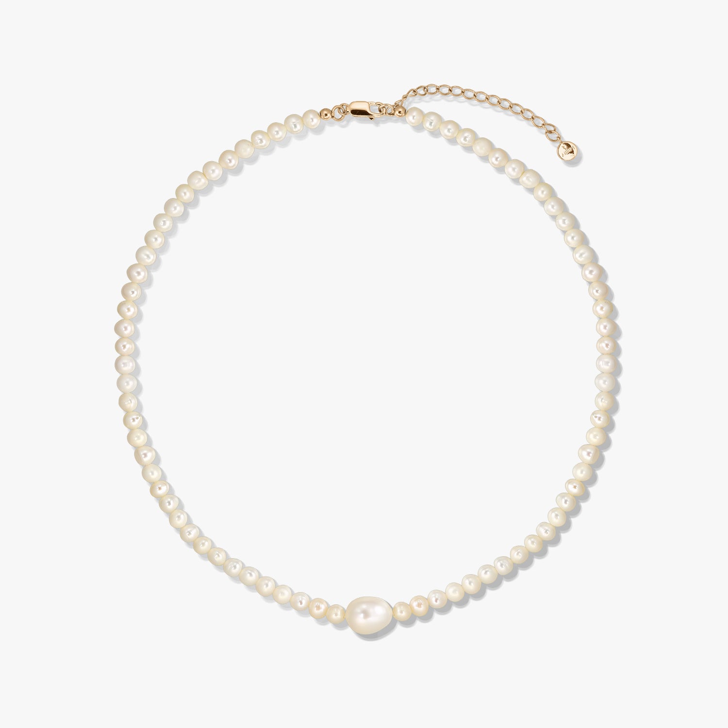 Collier en argent Golden Chanti avec des perles de culture blanches et une chaîne de rallonge réglable sur fond blanc.