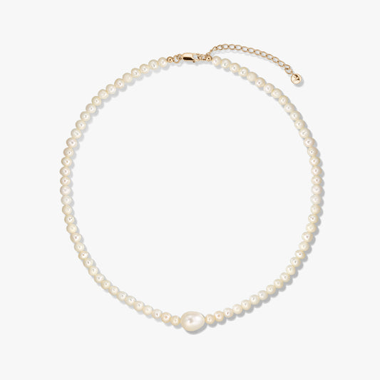 Collier en argent Golden Chanti avec des perles de culture blanches et une chaîne de rallonge réglable sur fond blanc.