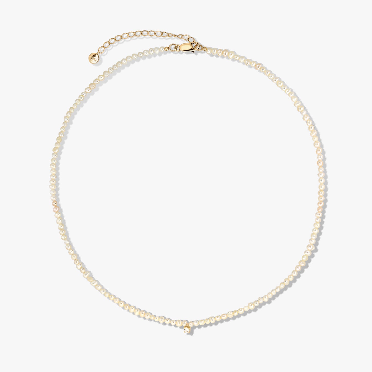Collier délicat de perles de culture avec fermoir et chaînette d’extension en argent sterling plaqué or, photographié sur fond blanc.