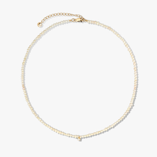 Collier délicat de perles de culture avec fermoir et chaînette d’extension en argent sterling plaqué or, photographié sur fond blanc.