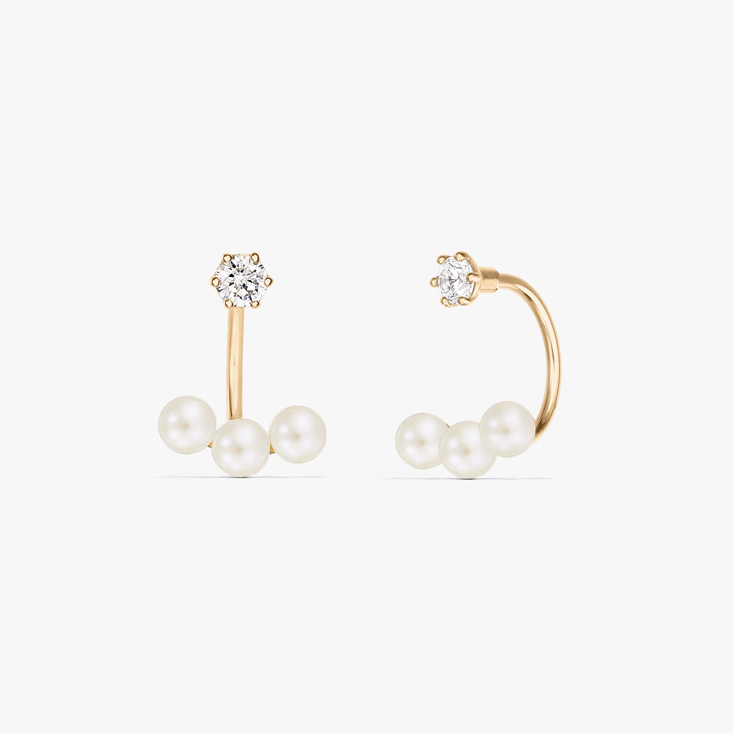 Photo produit carrée d’une paire de boucles d’oreilles ear jacket en or jaune 14K avec un trio de perles naturelles sous un petit clou rond, sur fond blanc pur.
