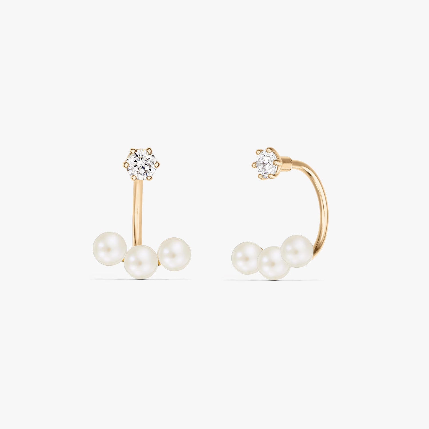 Photo produit carrée d’une paire de boucles d’oreilles ear jacket en or jaune 14K avec un trio de perles naturelles sous un petit clou rond, sur fond blanc pur.
