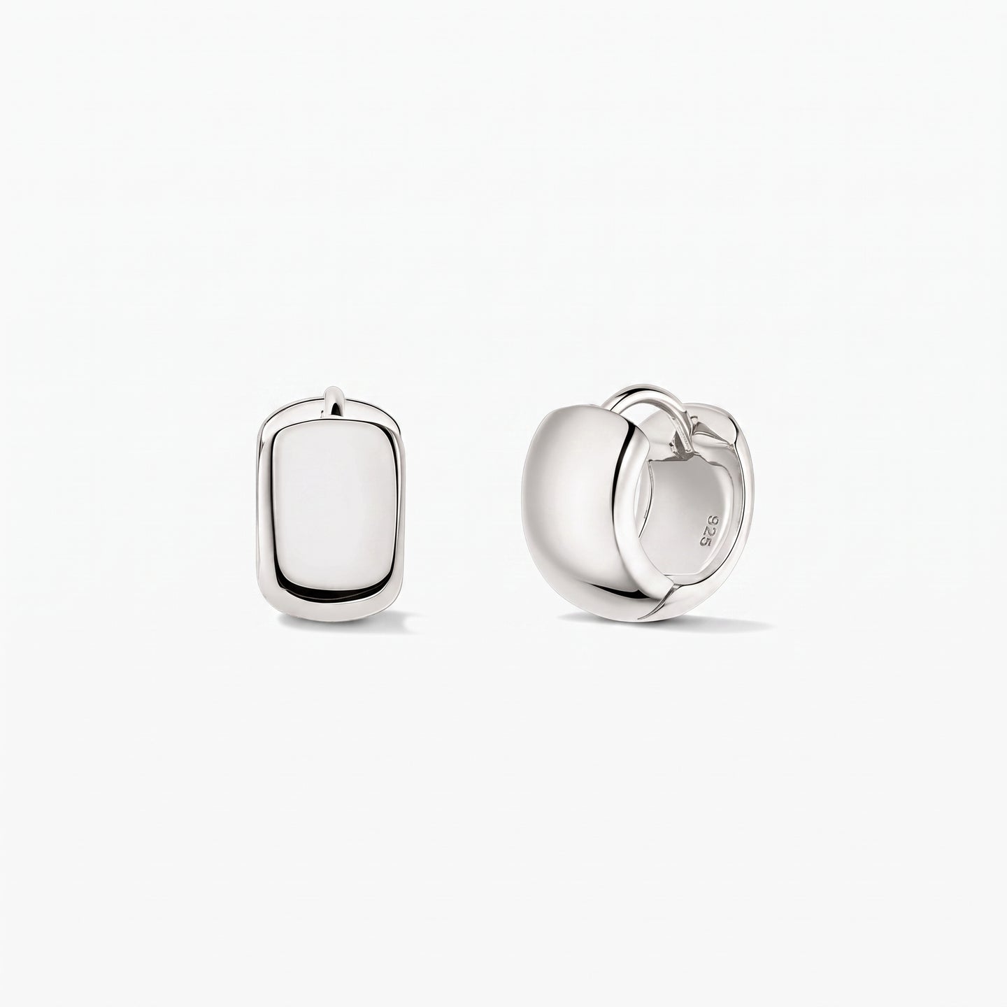 Créoles Bold Mini en argent sterling 925 d’Indira, présentées sur fond blanc, l’une de face et l’autre de profil, mettant en valeur le fermoir à charnière.