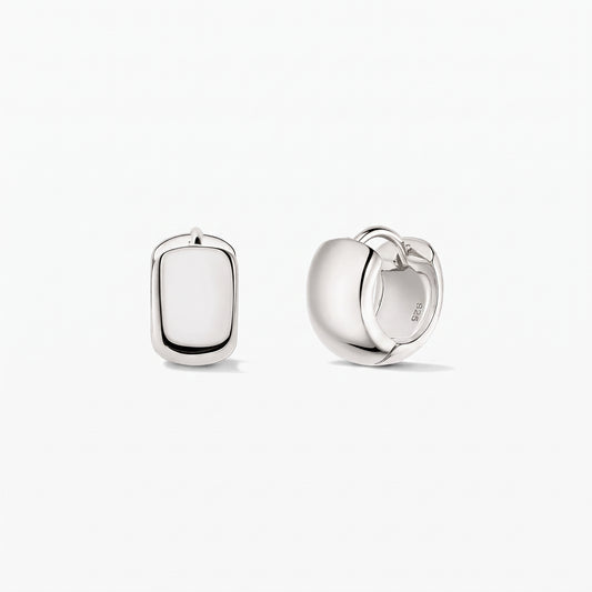 Créoles Bold Mini en argent sterling 925 d’Indira, présentées sur fond blanc, l’une de face et l’autre de profil, mettant en valeur le fermoir à charnière.