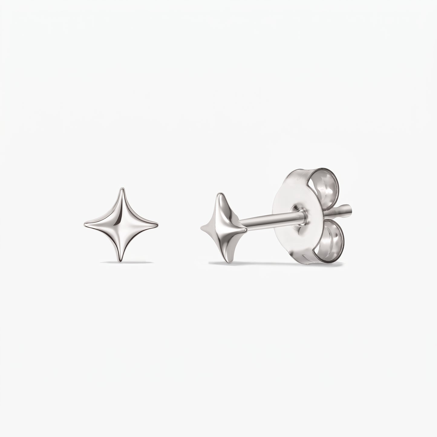 Boucles d’oreilles Cosmic Star en argent — une paire de clous d’oreilles en forme d’étoile en argent sterling 925, présentées de face et de profil avec des fermoirs papillon sur fond blanc.