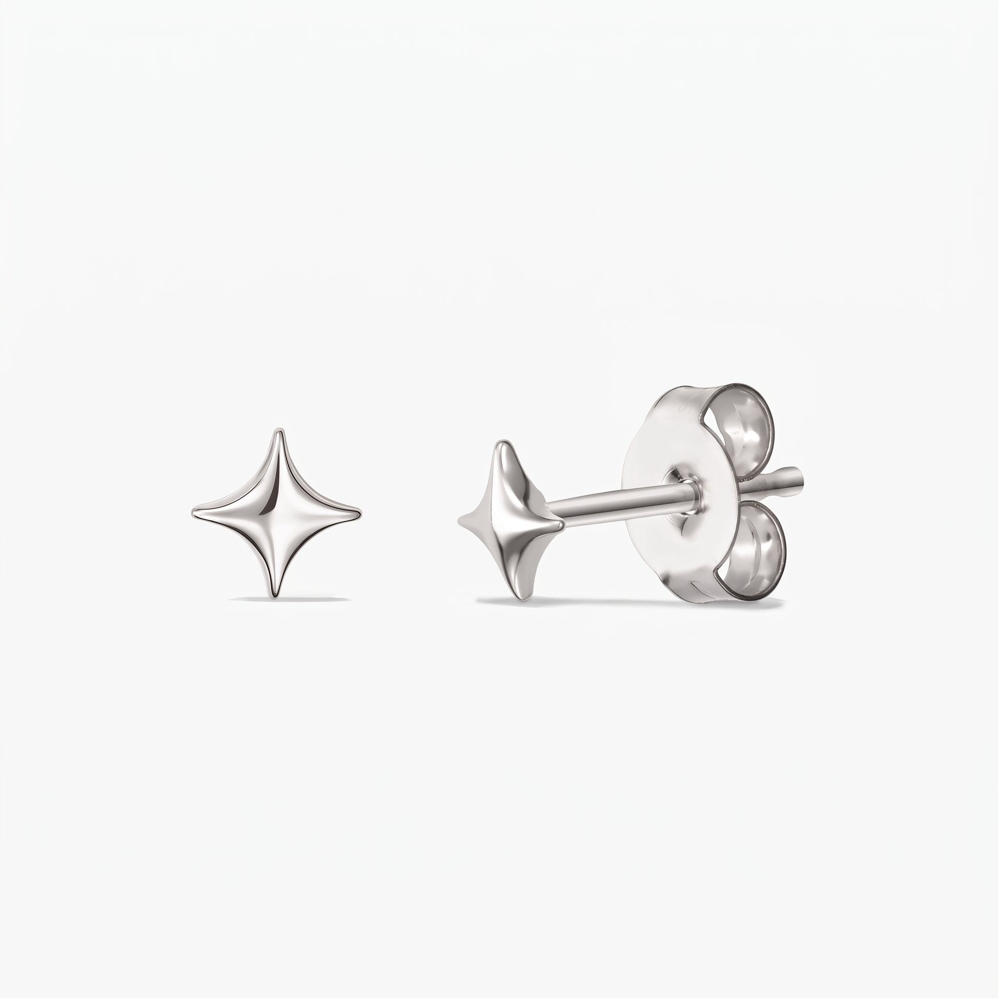 Boucles d’oreilles Cosmic Star en argent — une paire de clous d’oreilles en forme d’étoile en argent sterling 925, présentées de face et de profil avec des fermoirs papillon sur fond blanc.