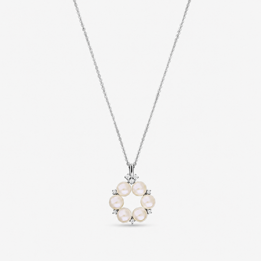 Collier en argent sterling avec un pendentif circulaire orné de six perles naturelles et de petites zircones blanches, présenté sur une fine chaîne sur fond blanc.
