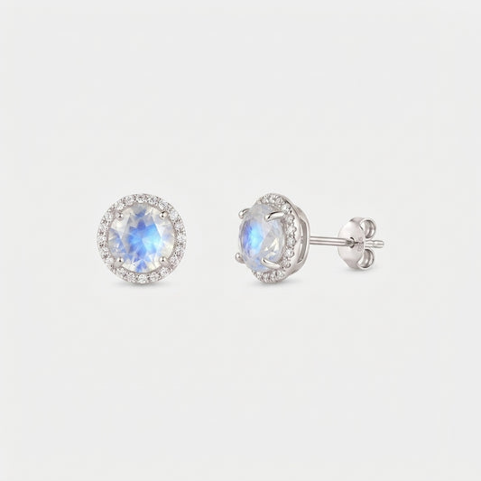 Paire de boucles d’oreilles puces halo Keira en pierre de lune en argent sterling 925, l’une vue de face et l’autre vue de profil avec attache papillon, sur fond blanc.