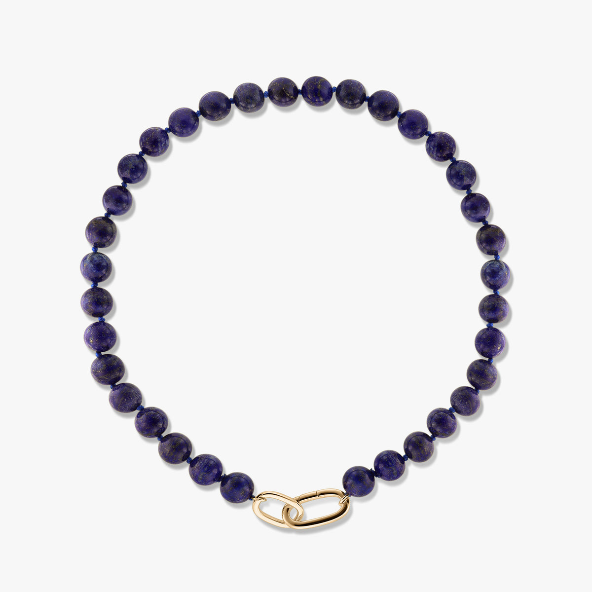 Collier en argent Golden Mareille avec perles rondes en lapis-lazuli et fermoir à maillons doré sur fond blanc.