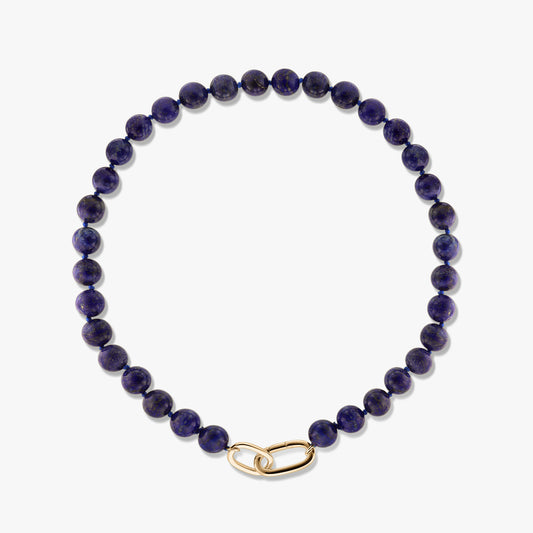 Collier en argent Golden Mareille avec perles rondes en lapis-lazuli et fermoir à maillons doré sur fond blanc.