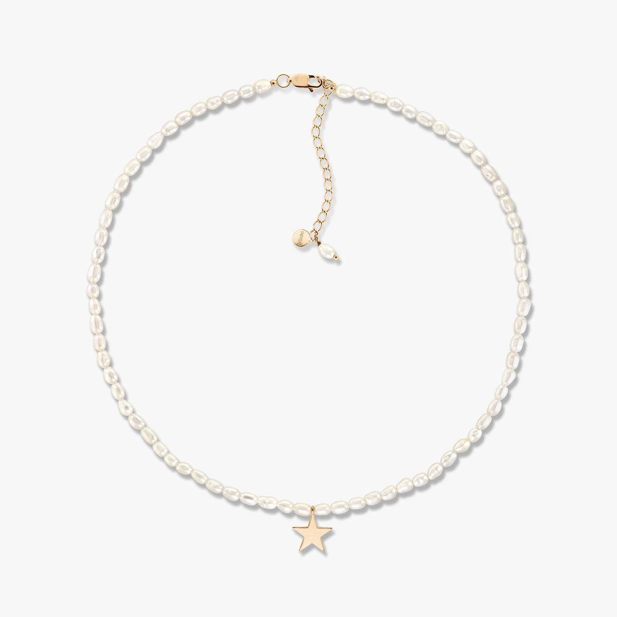 Collier délicat de perles de culture avec un petit pendentif étoile en or et un allongeur réglable en or, présenté sur fond blanc.