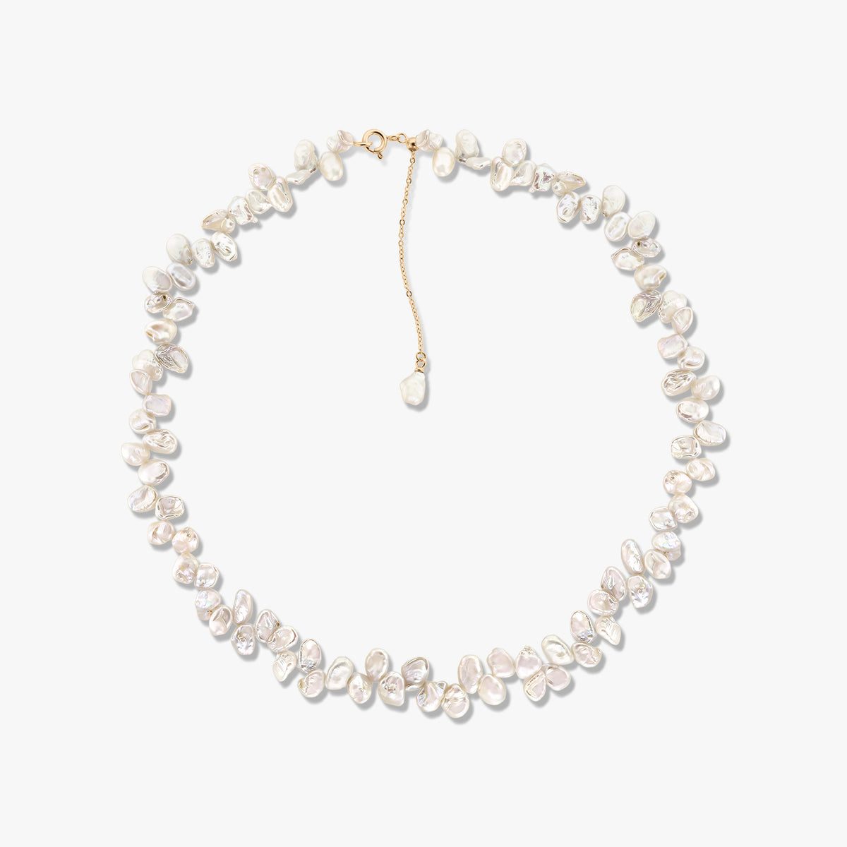 Collier Brielle en perles de culture dorées avec des perles baroques irrégulières et une rallonge de chaîne dorée sur fond blanc.