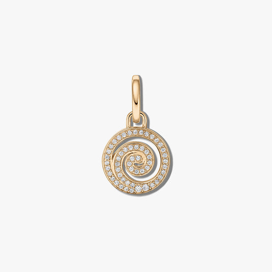 Gros plan d’un pendentif spirale en argent serti de pierres de zirconium claires sur fond blanc.