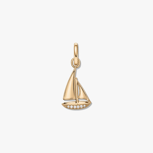 Pendentif en argent sterling en forme de voilier avec une finition ton or et des accents de zircone claire sur fond blanc.