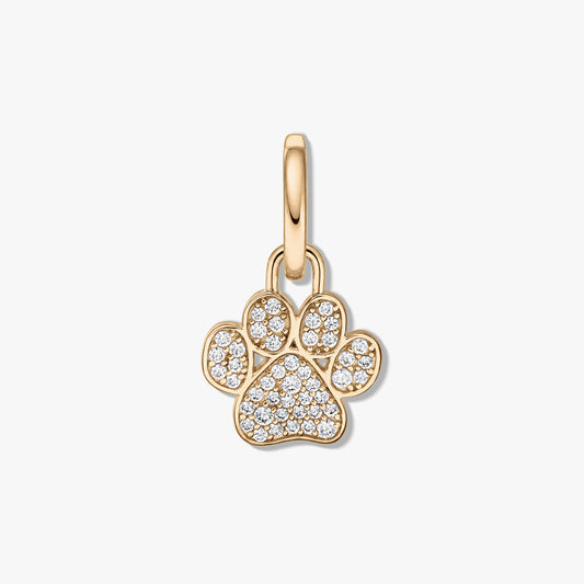 Pendentif empreinte de patte en argent sterling plaqué or jaune avec pavé de zircones claires sur fond blanc.