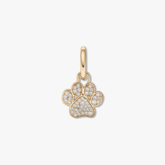 Pendentif empreinte de patte en argent sterling plaqué or avec pavé de zirconium clair sur fond blanc.