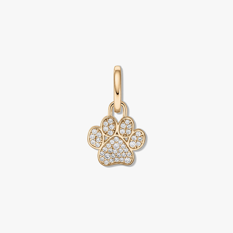 Pendentif empreinte de patte en argent sterling plaqué or avec pavé de zirconium clair sur fond blanc.