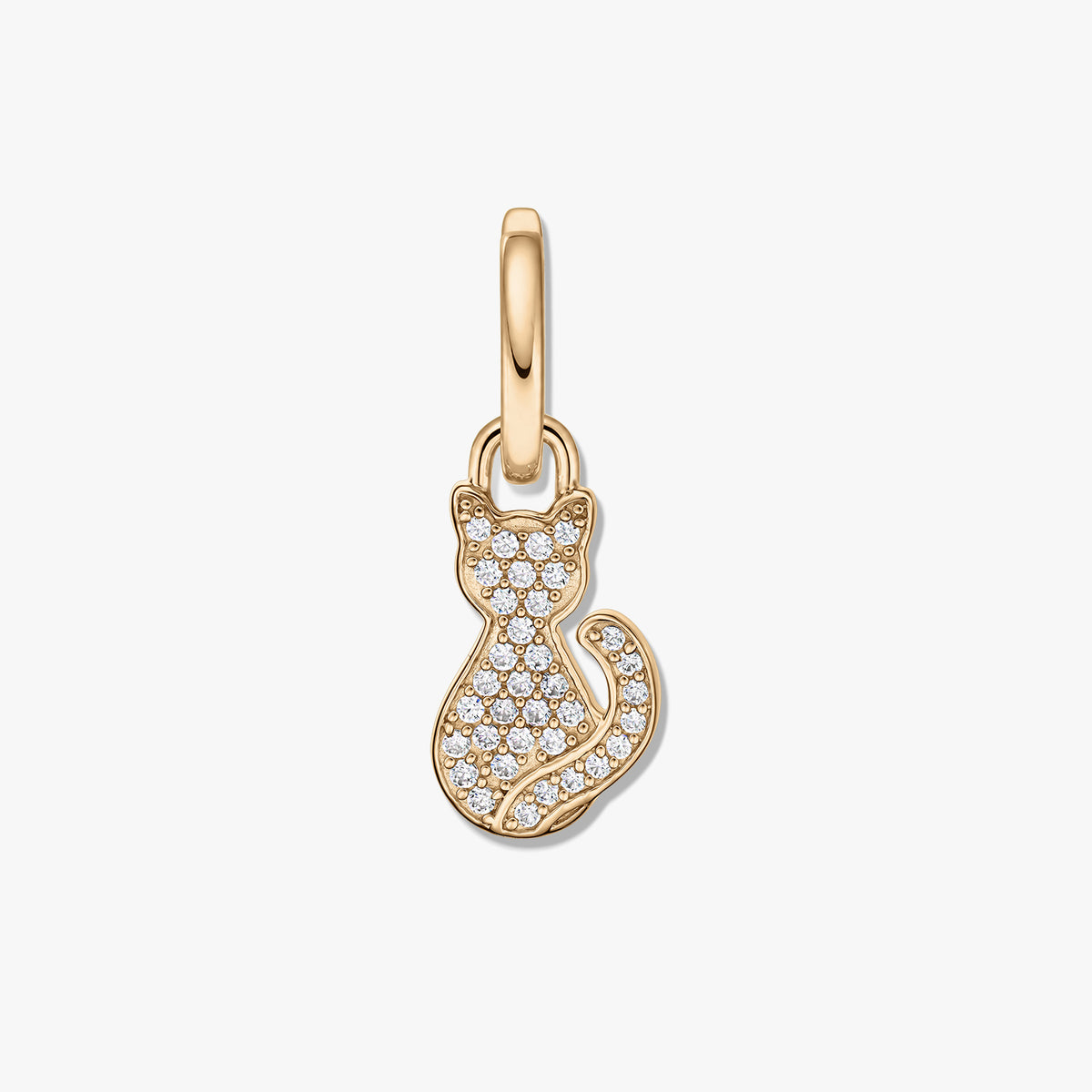 Pendentif en forme de chat en argent sterling 925 avec finition dorée et pavé de zircones cubiques blanches, présenté au centre sur fond blanc.