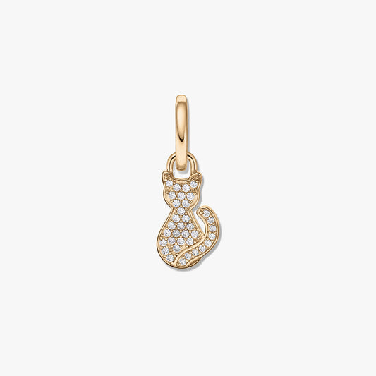 Pendentif chat en argent sterling plaqué or avec zirconium cubique clair sur fond blanc.