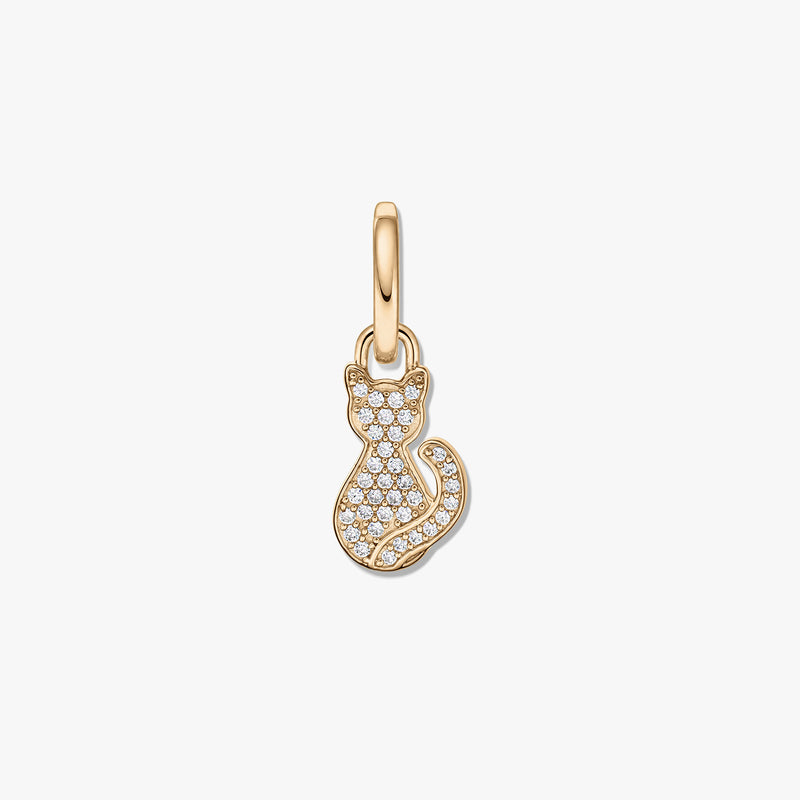 Pendentif chat en argent sterling plaqué or avec zirconium cubique clair sur fond blanc.