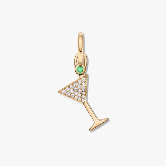 Pendentif en forme de verre à martini en argent sterling 925 ton or avec zirconia clair pavé et une petite pierre verte, isolé sur fond blanc.