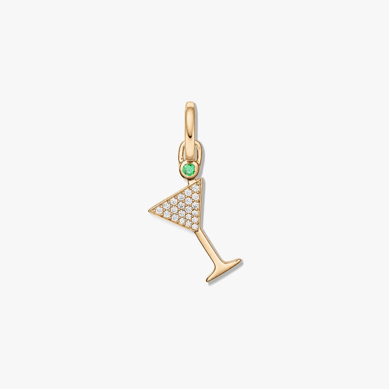 Pendentif en argent sterling plaqué or en forme de verre à martini avec zircones claires pavées et un petit accent de pierre verte sur fond blanc.