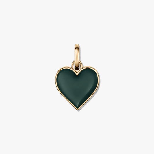 Pendentif en forme de cœur vert avec un centre lisse et un contour en métal poli, isolé sur fond blanc.