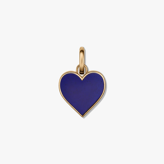 Pendentif en forme de cœur bleu en argent avec un contour doré, centré sur un fond blanc.