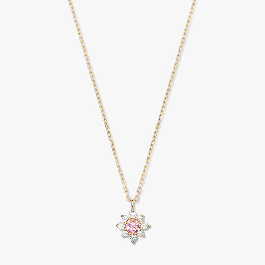 Collier en or jaune 14K avec chaîne délicate et pendentif floral, doté d’une morganite rose centrale entourée de saphirs blancs, sur fond blanc.