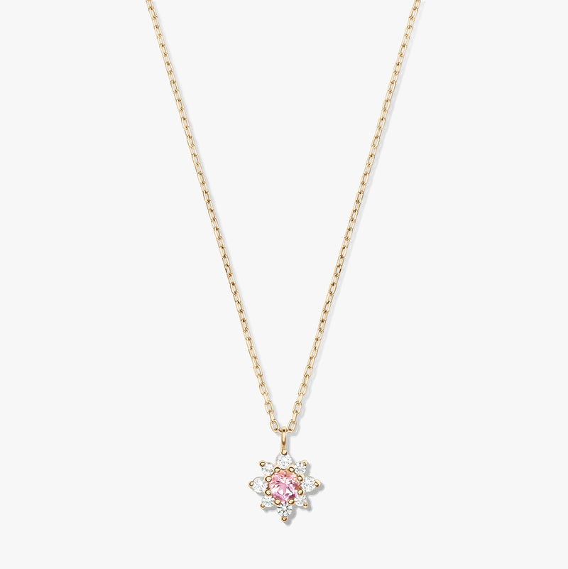 Collier en or jaune 14K avec chaîne délicate et pendentif floral, doté d’une morganite rose centrale entourée de saphirs blancs, sur fond blanc.