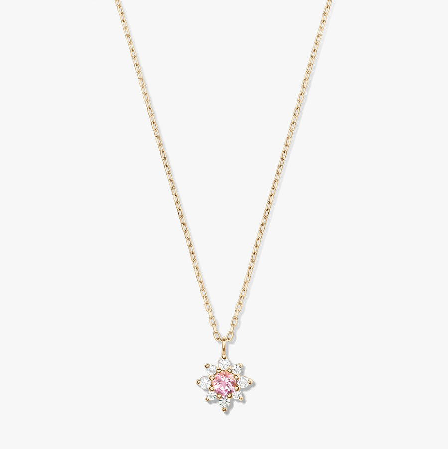 Collier en or jaune 14K avec chaîne délicate et pendentif floral, doté d’une morganite rose centrale entourée de saphirs blancs, sur fond blanc.