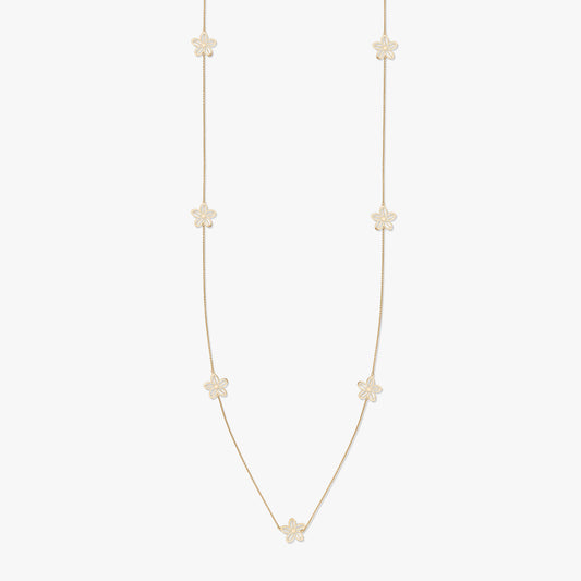 Collier en or avec motifs floraux sur fond blanc
