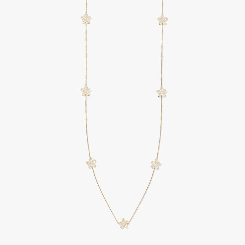 Collier en or avec motifs floraux sur fond blanc