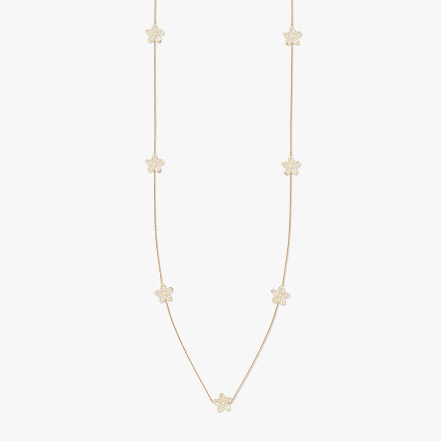 Collier en or avec motifs floraux sur fond blanc