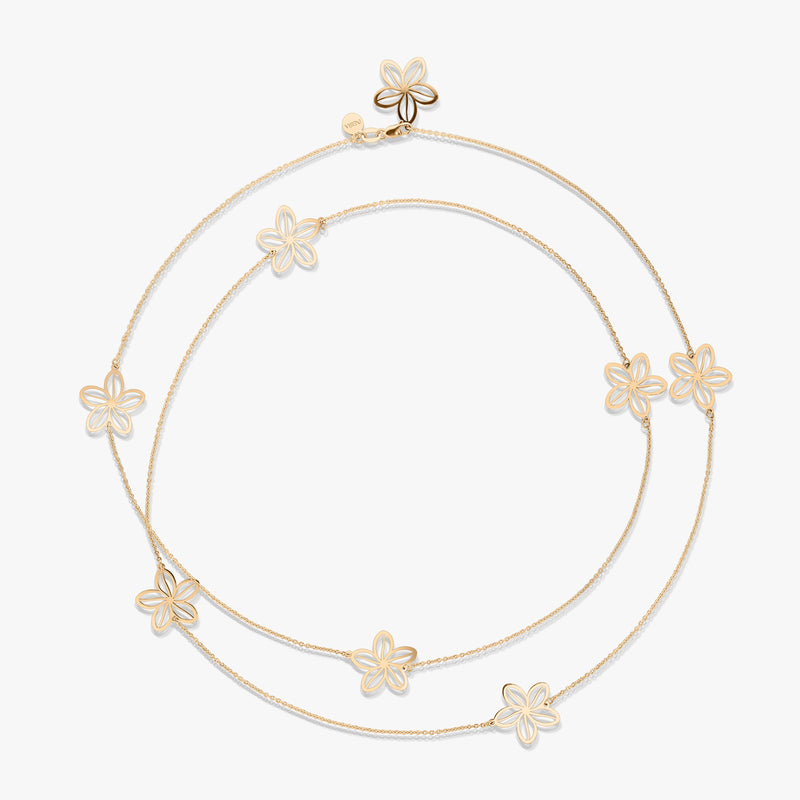 Collier en or avec motifs floraux sur fond blanc.
