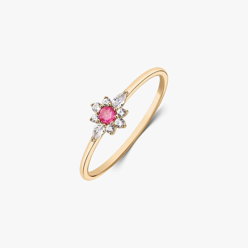 Bague élégante en or jaune 14k avec tourmaline rose centrale et halo floral en saphirs blancs sur fond blanc.
