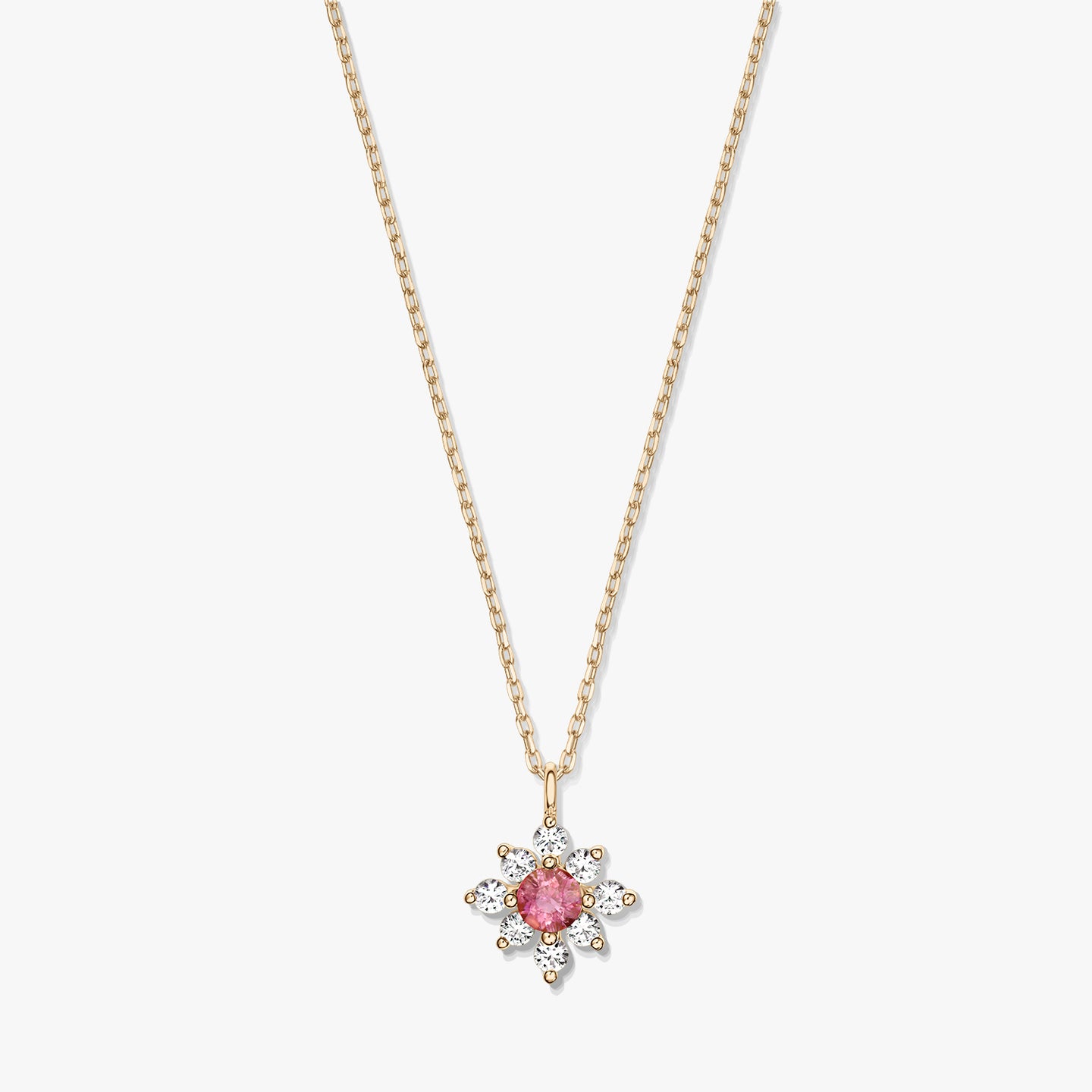 Collier en or 14K avec pendentif floral, centre en tourmaline rose entouré de saphirs blancs, sur fond blanc.