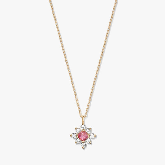 Collier en or 14K avec pendentif floral, centre en tourmaline rose entouré de saphirs blancs, sur fond blanc.