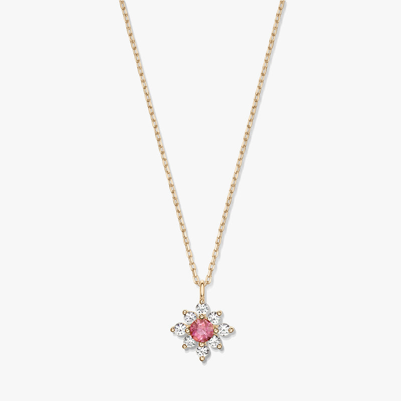 Collier en or 14K avec pendentif floral, centre en tourmaline rose entouré de saphirs blancs, sur fond blanc.