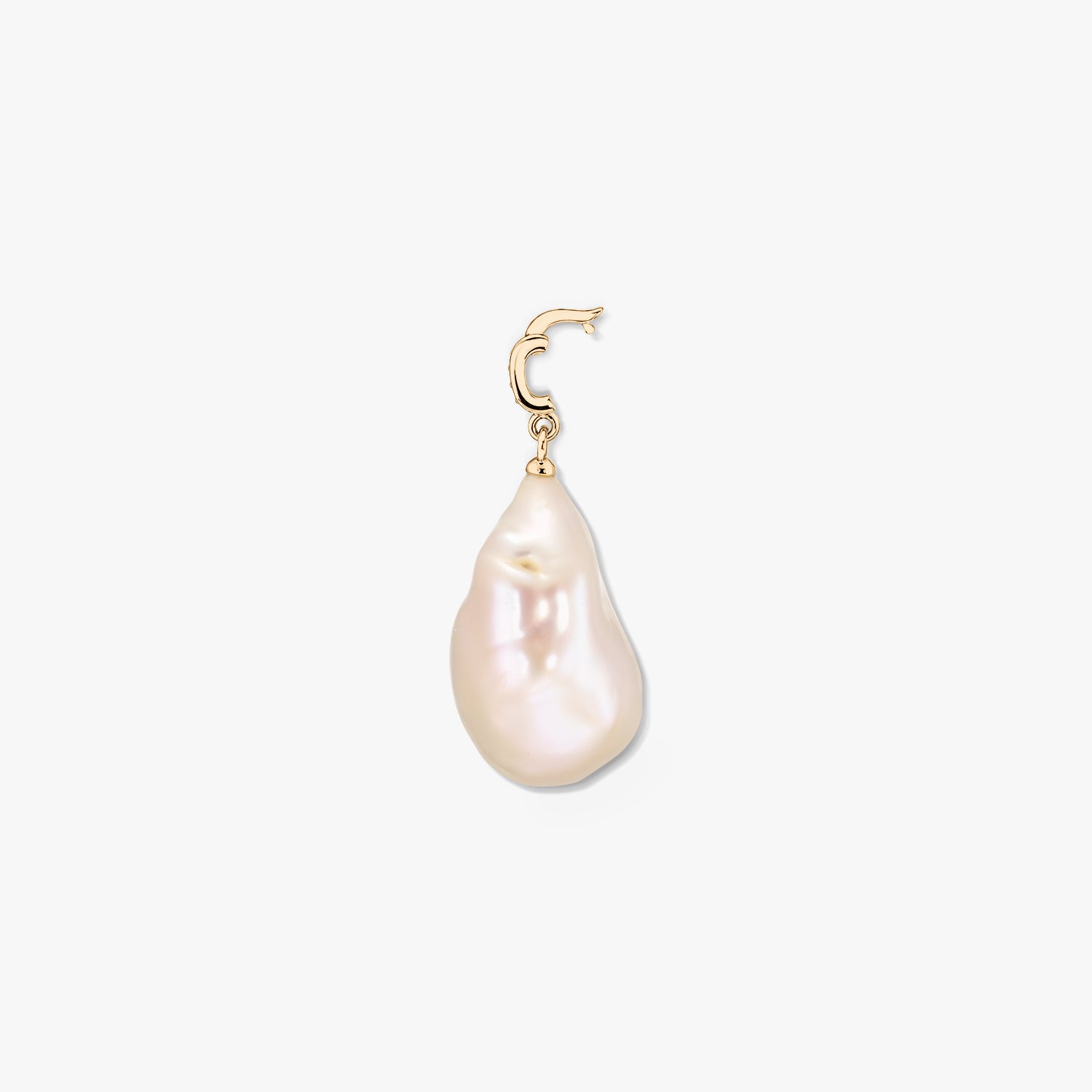 Pendentif en argent plaqué or avec une perle baroque blanche irrégulière et une bélière ornée d’une petite zircone, sur fond blanc.
