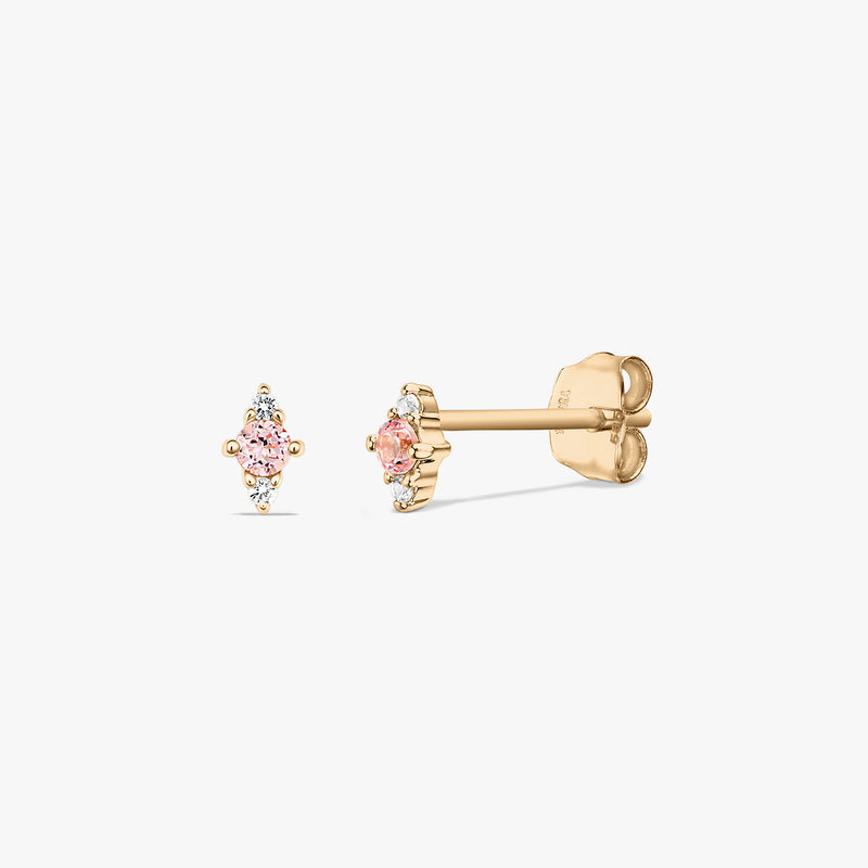 Paire de puces d’oreilles en or jaune 14k avec centre en morganite rose et accents de saphirs blancs, présentées sur fond blanc, vues de face et de profil.