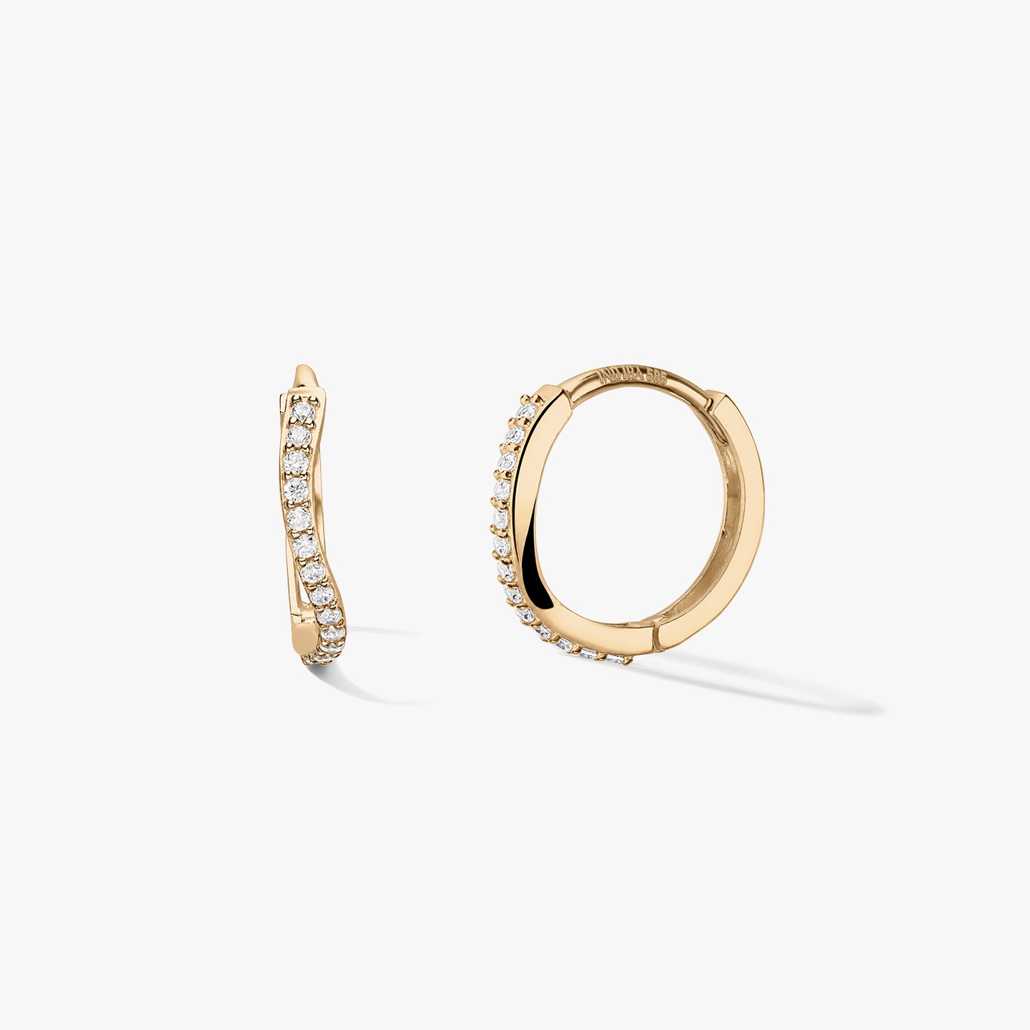 Paire de créoles huggie en or jaune 14k avec une rangée pavée ondulée de zirconias blancs, sur fond blanc épuré — une vue de profil et une créole ouverte montrant la fermeture.
