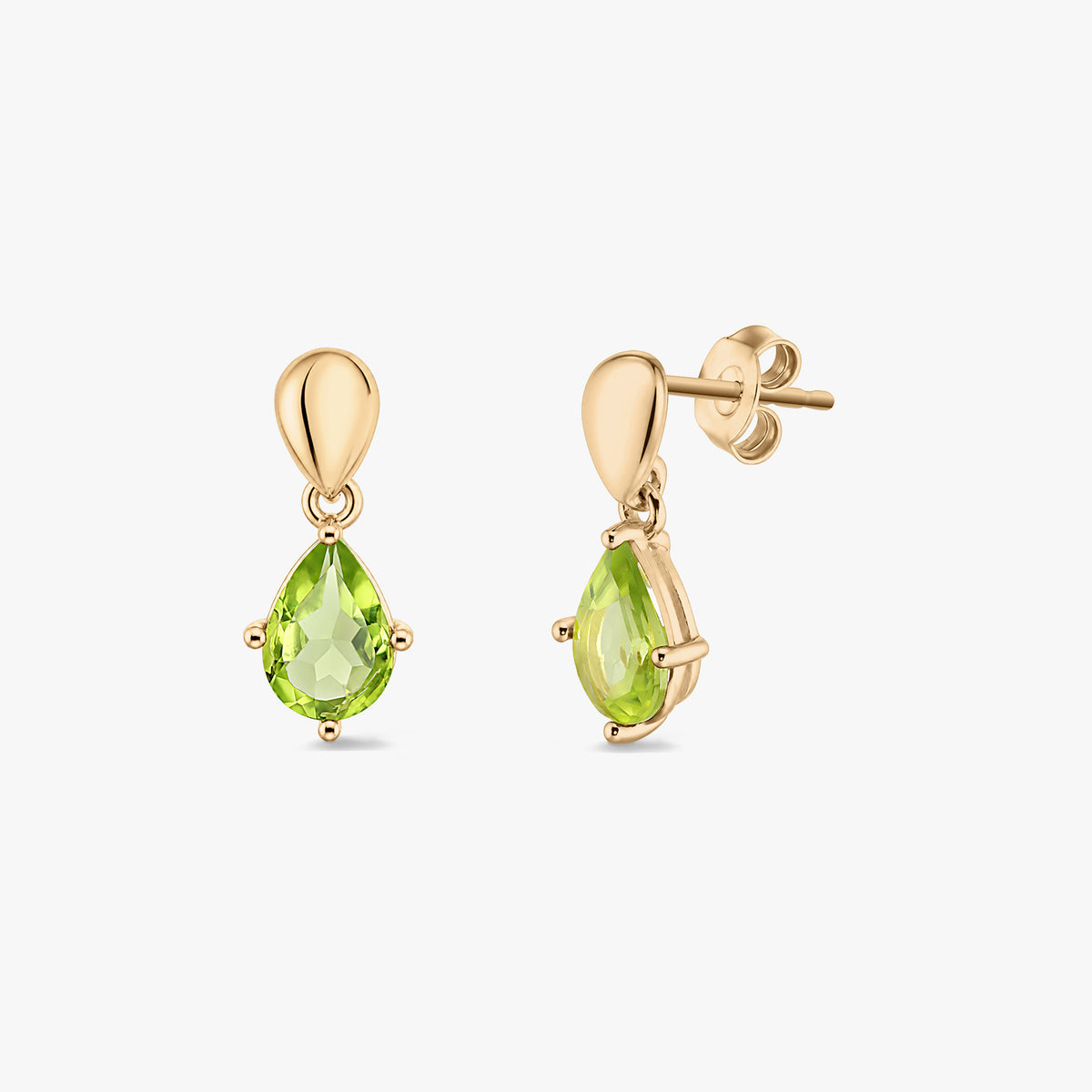 Paire de boucles d'oreilles pendantes en argent sterling plaqué or avec des pierres précieuses péridot taille poire sur fond blanc.