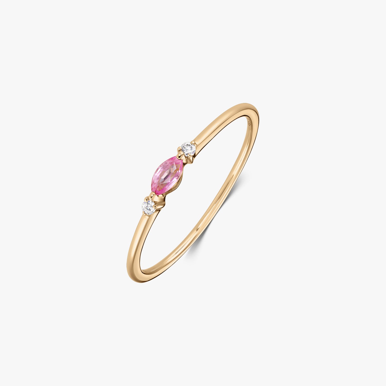 Bague en or jaune 14k avec un saphir rose taille marquise centré entre deux petits diamants ronds naturels sur fond blanc.