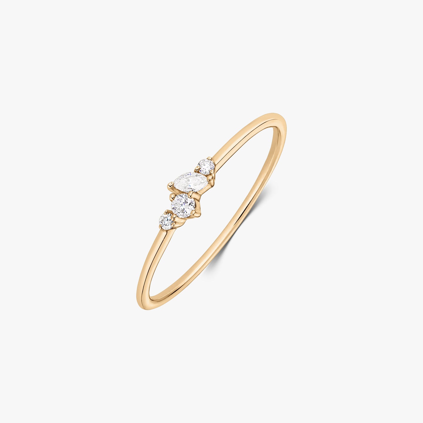 Bague Nova en or jaune 14K ornée d’un délicat ensemble de cinq diamants blancs sur un anneau fin, présentée sur fond blanc.