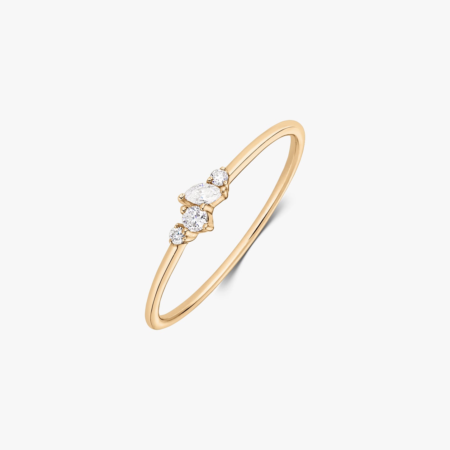 Bague Nova en or jaune 14K ornée d’un délicat ensemble de cinq diamants blancs sur un anneau fin, présentée sur fond blanc.